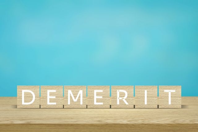 DEMERITと書かれたブロック