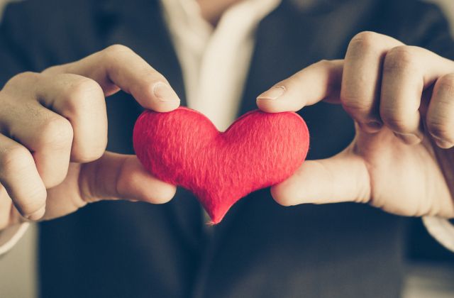 ハートを持つ女性