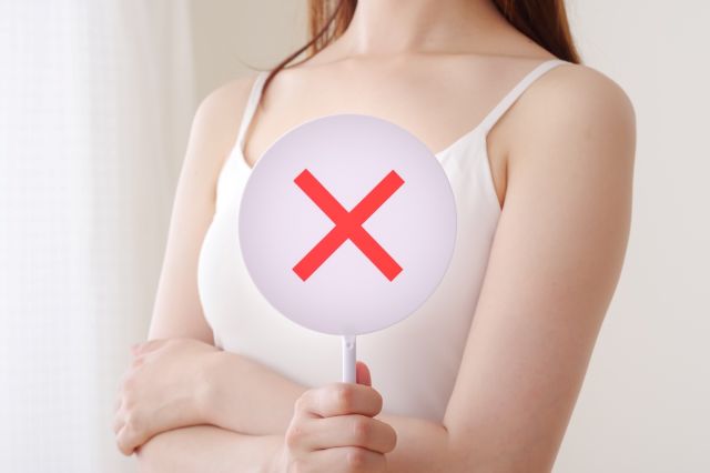 バツ印を持つ女性