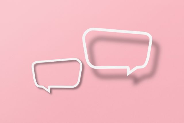 ピンクの背景の前にある吹き出し